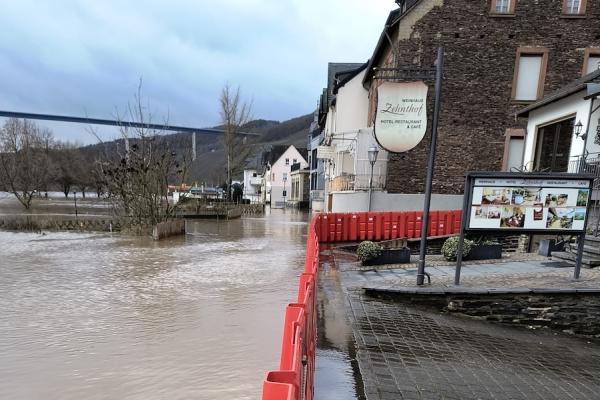 Cascade flood barriers in action